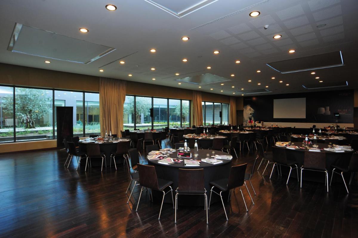 Um restaurante ou outro lugar para comer em Vila Gale Coimbra