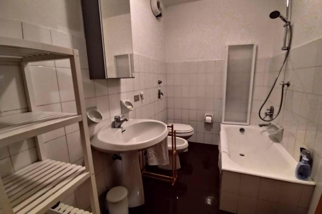 GRAYNITE-Park Side Apartment - Housity
