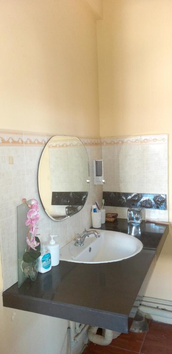 Apartment with Sea View in Mahébourg, 70m², Enclosed Garden - Housity