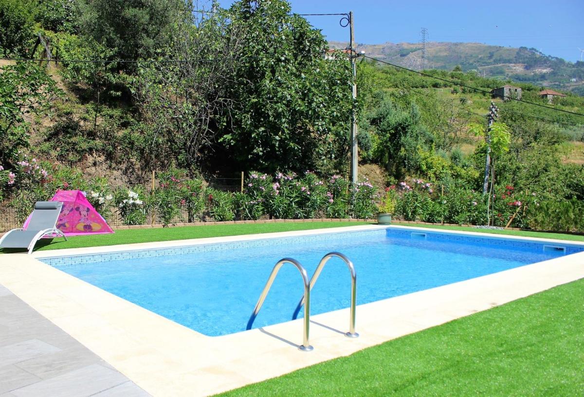 Peaceful villa in Sao Martinho de Mouros with private pool - Housity