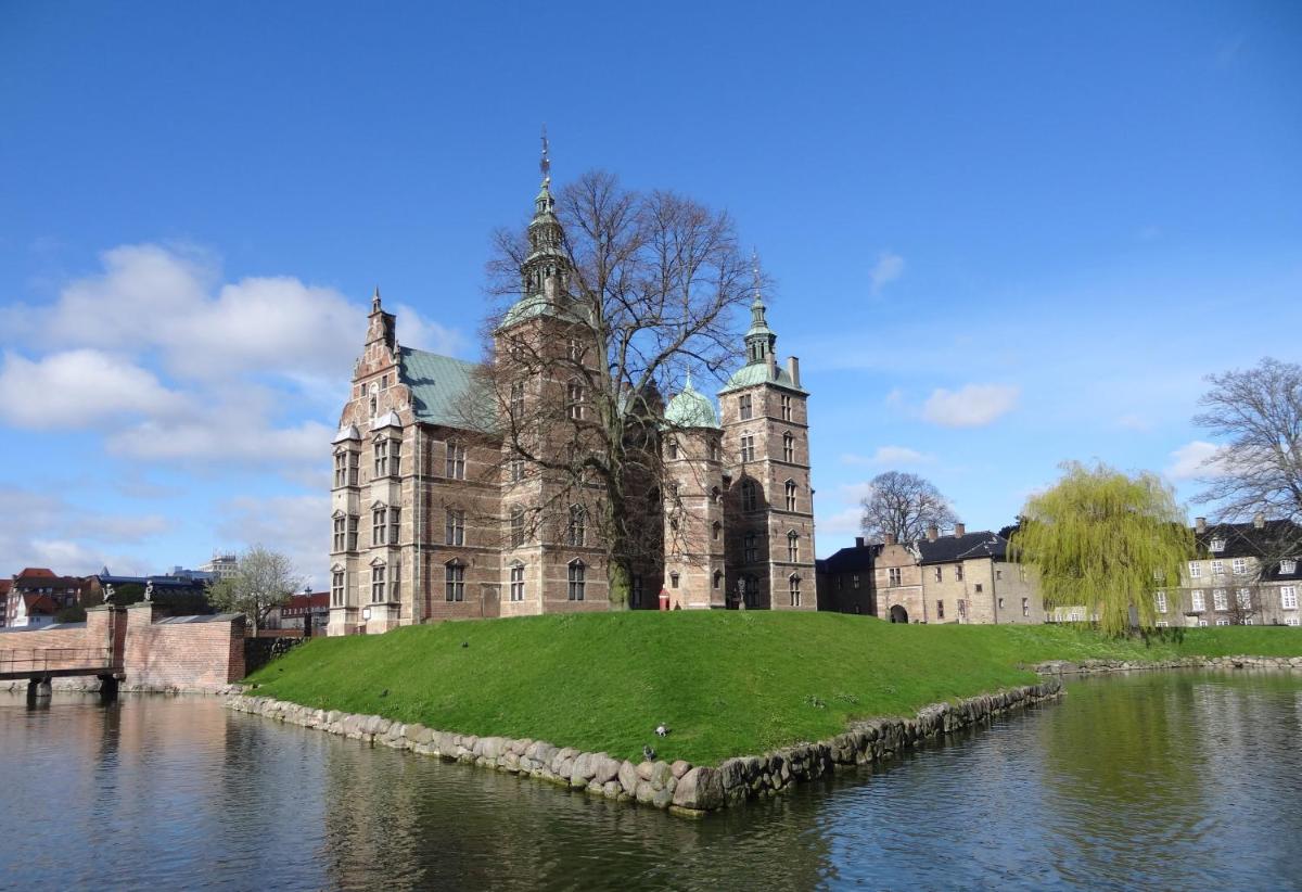 Sanders Leaves - Charming Three-Bedroom Apartment In Downtown Copenhagen - Housity