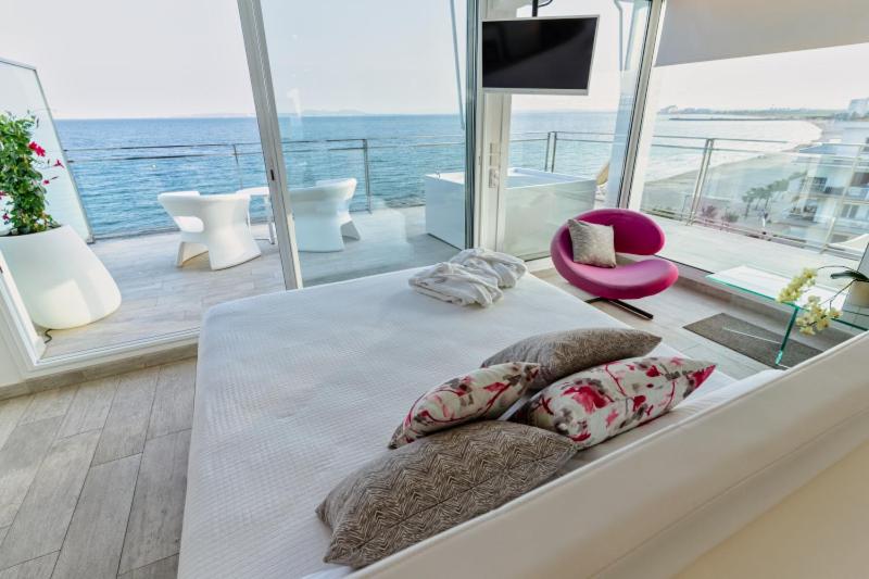 Una habitación con una cama y vista al mar. en Hotel Maritim 4 Superior, en Roses