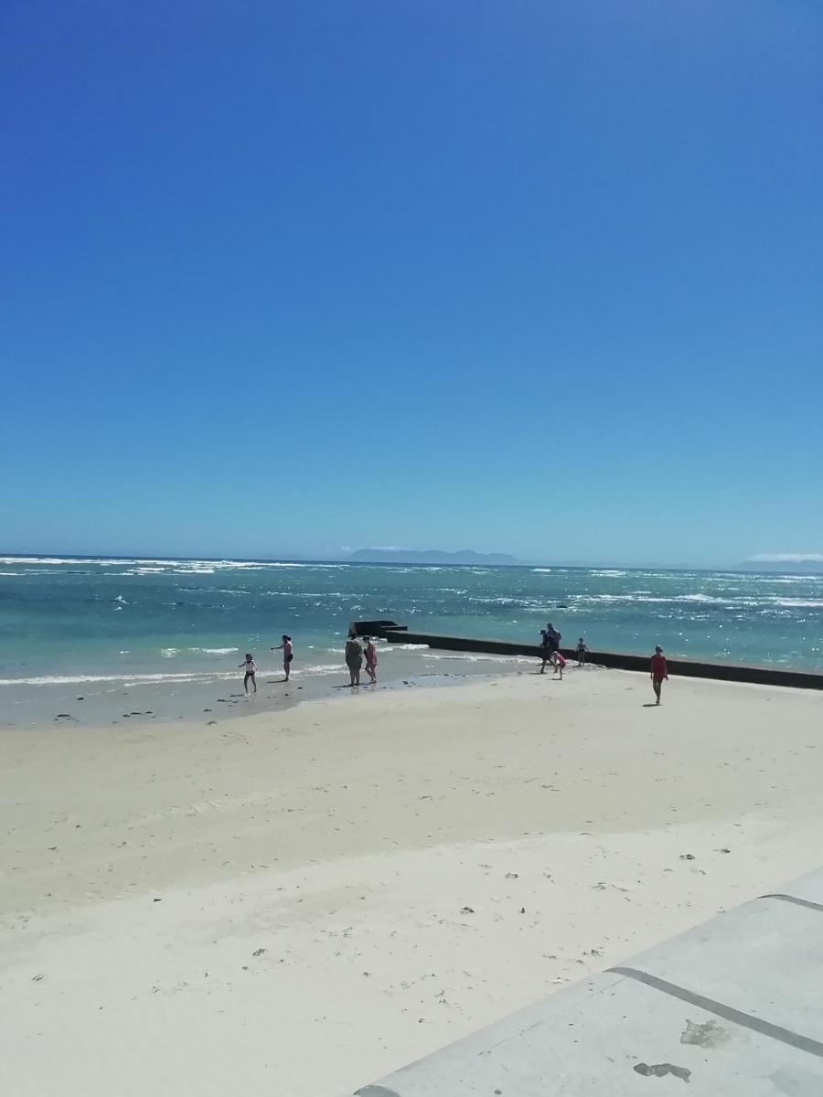 Strand Casa a`la Playa - 18 Sleeper Helderberg CT - Housity