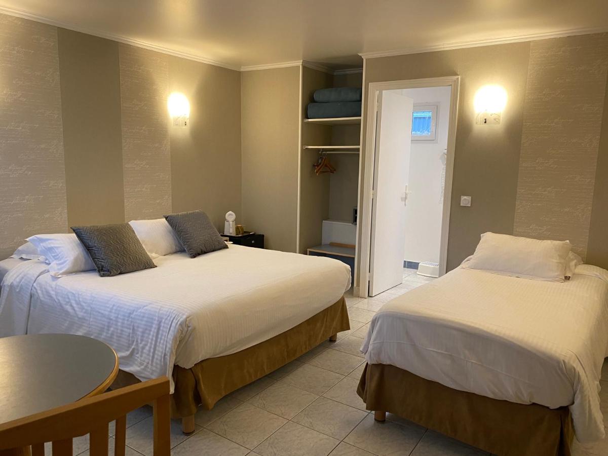 Un ou plusieurs lits dans un hébergement de l'établissement Contact hôtel - Hôtel Les Bleuets & SPA