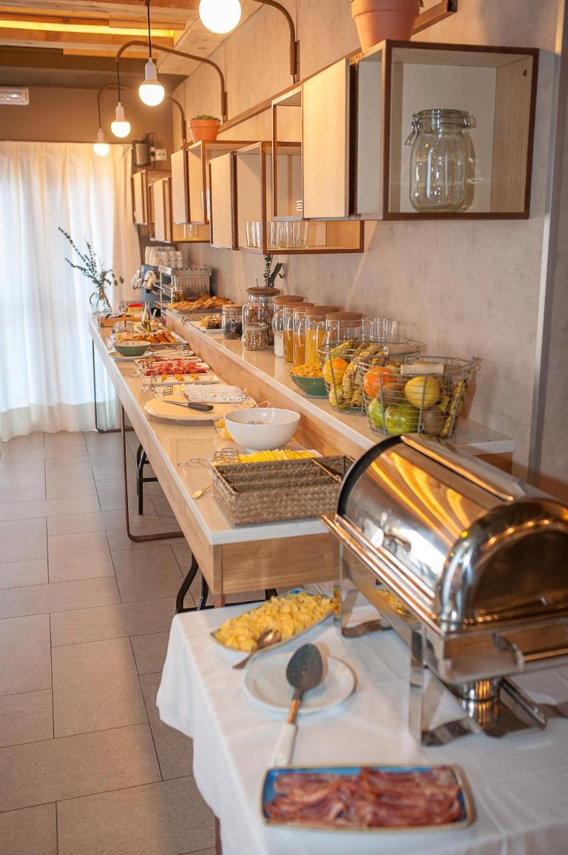 Comida en o cerca de este apartahotel