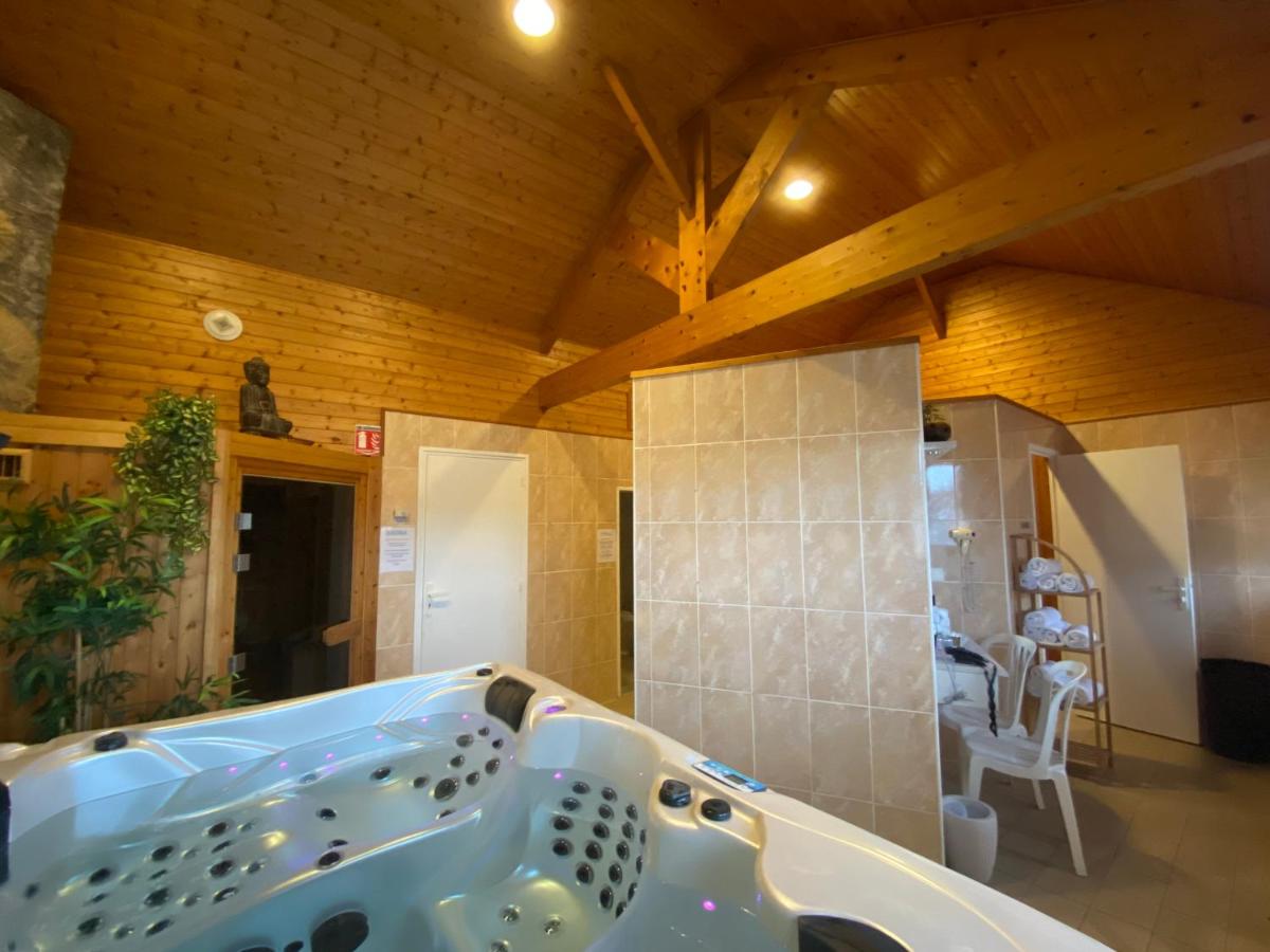 Salle de bains dans l'établissement Contact hôtel - Hôtel Les Bleuets & SPA