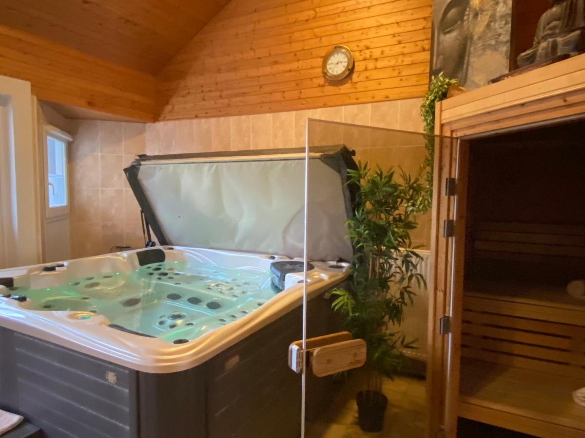 Salle de bains dans l'établissement Contact hôtel - Hôtel Les Bleuets & SPA