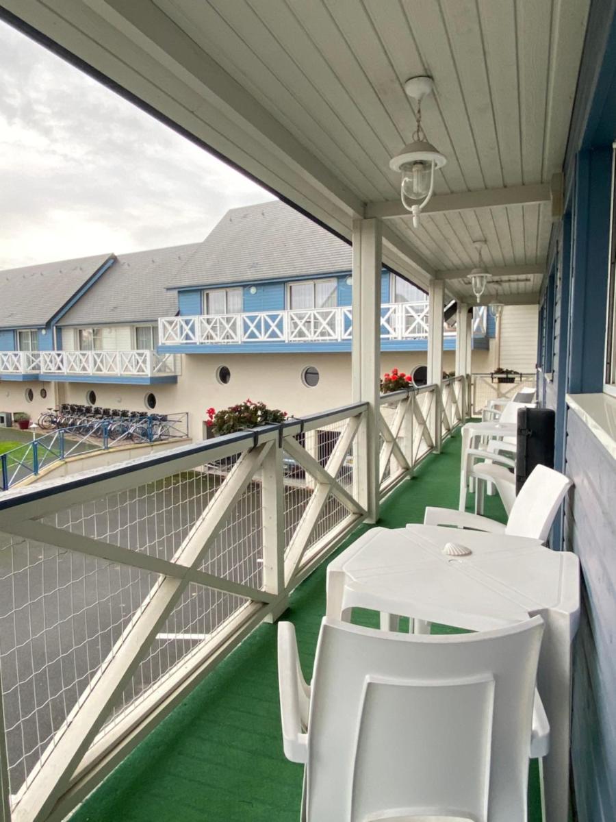 Balcon ou terrasse dans l'établissement Contact hôtel - Hôtel Les Bleuets & SPA