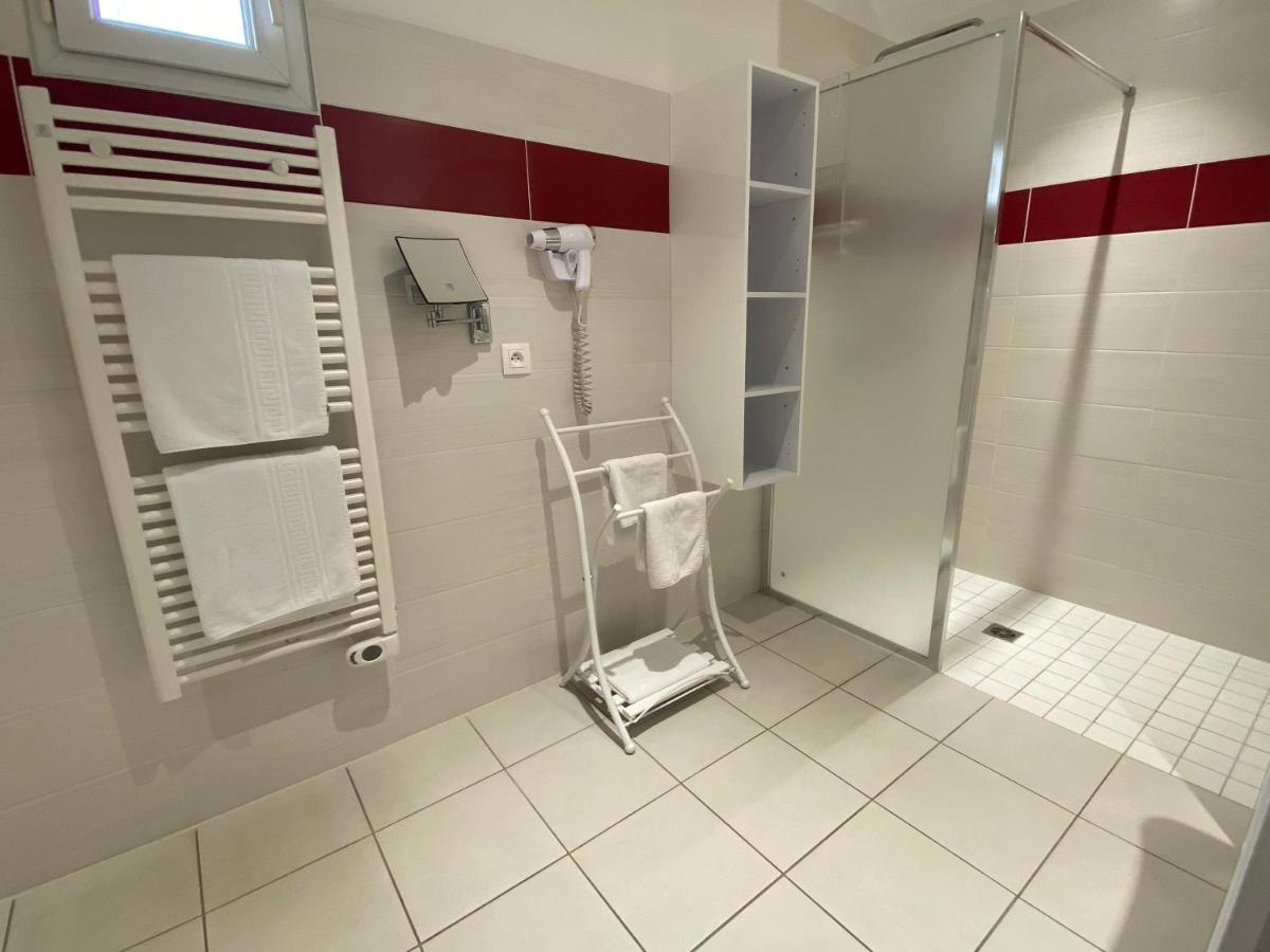 Salle de bains dans l'établissement Contact hôtel - Hôtel Les Bleuets & SPA