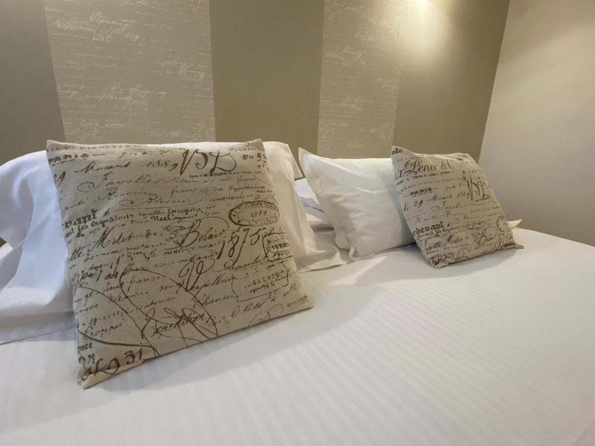 Un ou plusieurs lits dans un hébergement de l'établissement Contact hôtel - Hôtel Les Bleuets & SPA