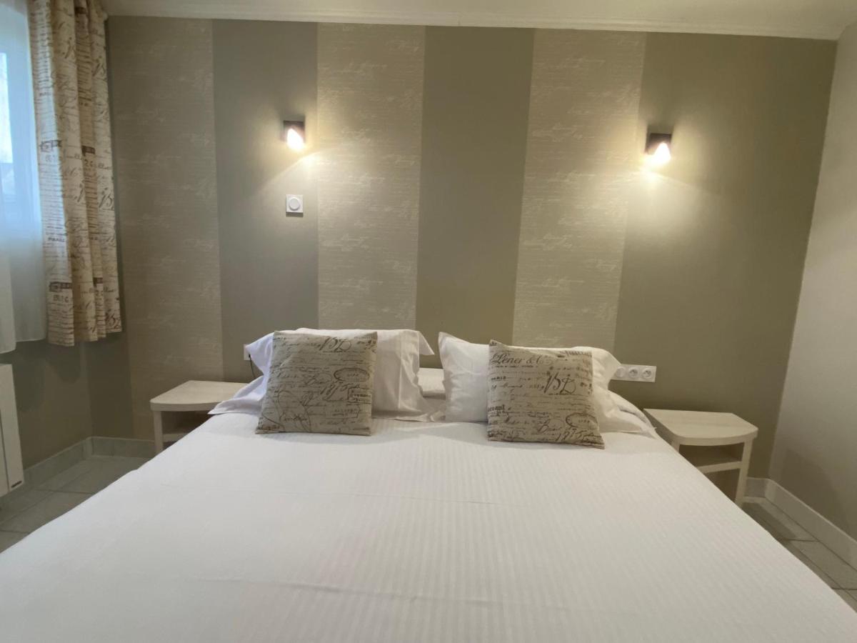 Un ou plusieurs lits dans un hébergement de l'établissement Contact hôtel - Hôtel Les Bleuets & SPA