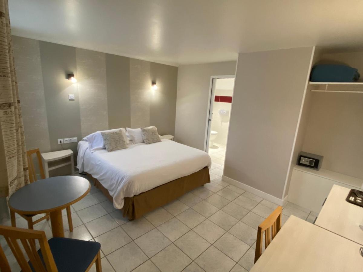 Un ou plusieurs lits dans un hébergement de l'établissement Contact hôtel - Hôtel Les Bleuets & SPA