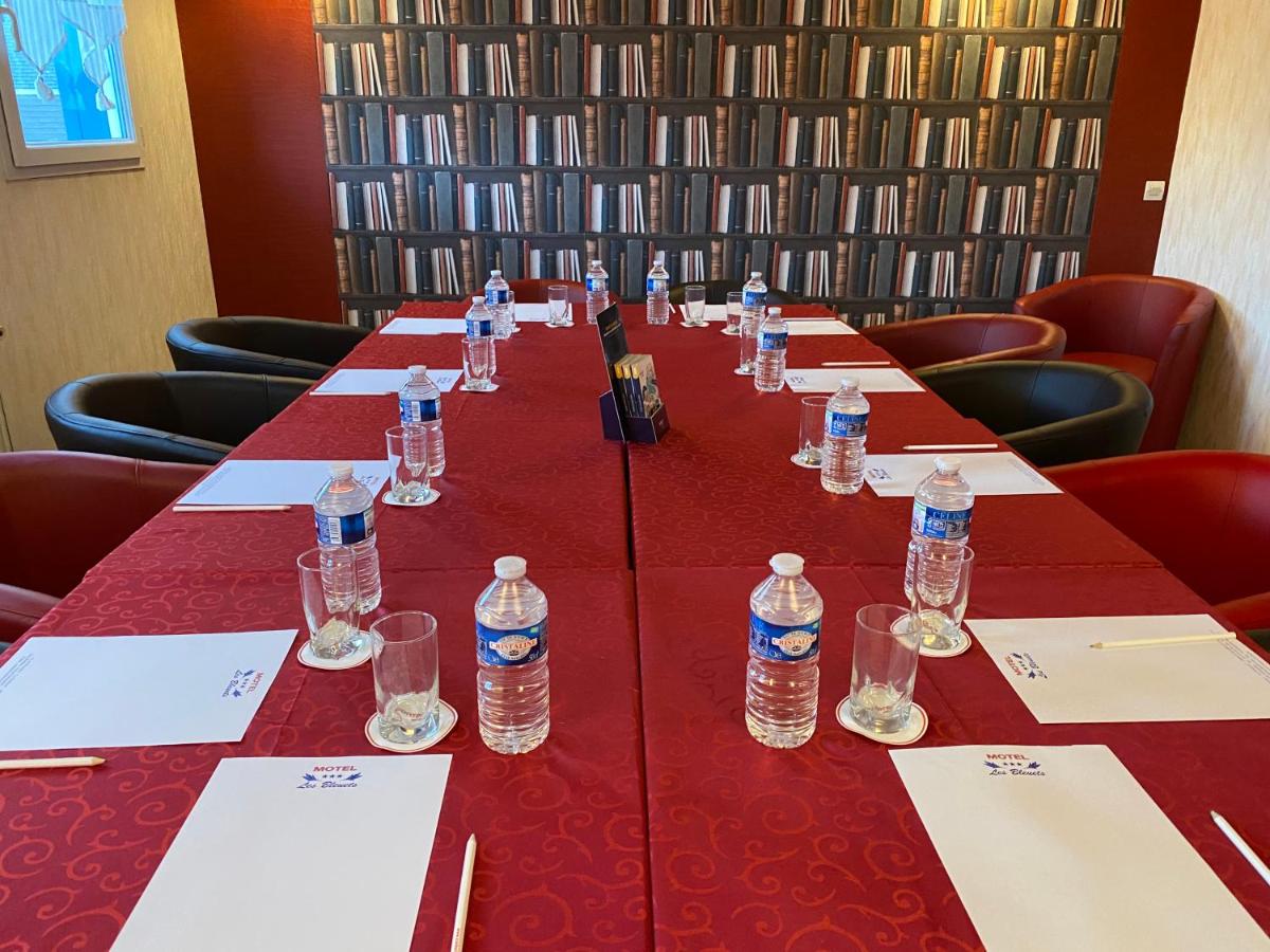 Espace de conférence ou salle de réunion dans l'établissement Contact hôtel - Hôtel Les Bleuets & SPA