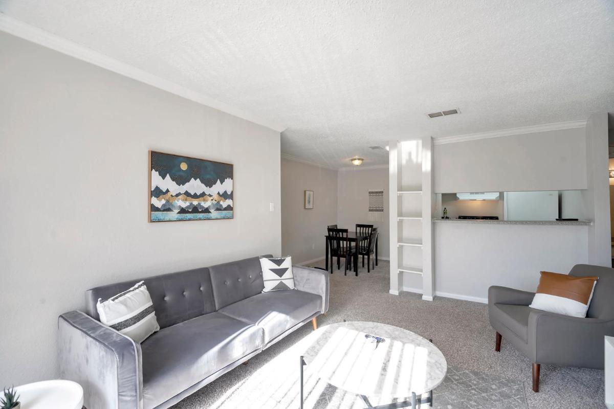 Quaint Midland 1BR with Private Balcony - Housity