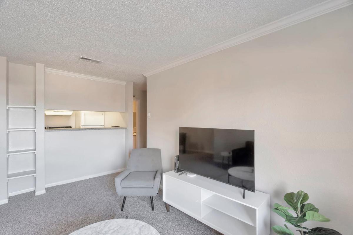 Quaint Midland 1BR with Private Balcony - Housity