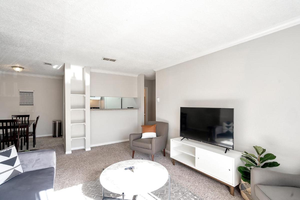 Quaint Midland 1BR with Private Balcony - Housity