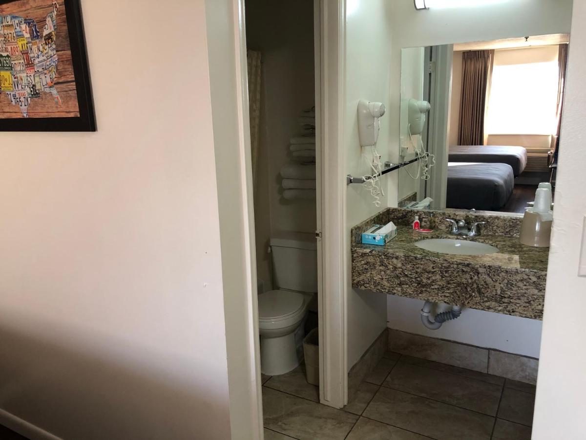Ameri-Stay Inn & Suites - Housity