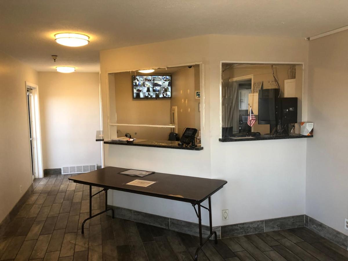 Ameri-Stay Inn & Suites - Housity