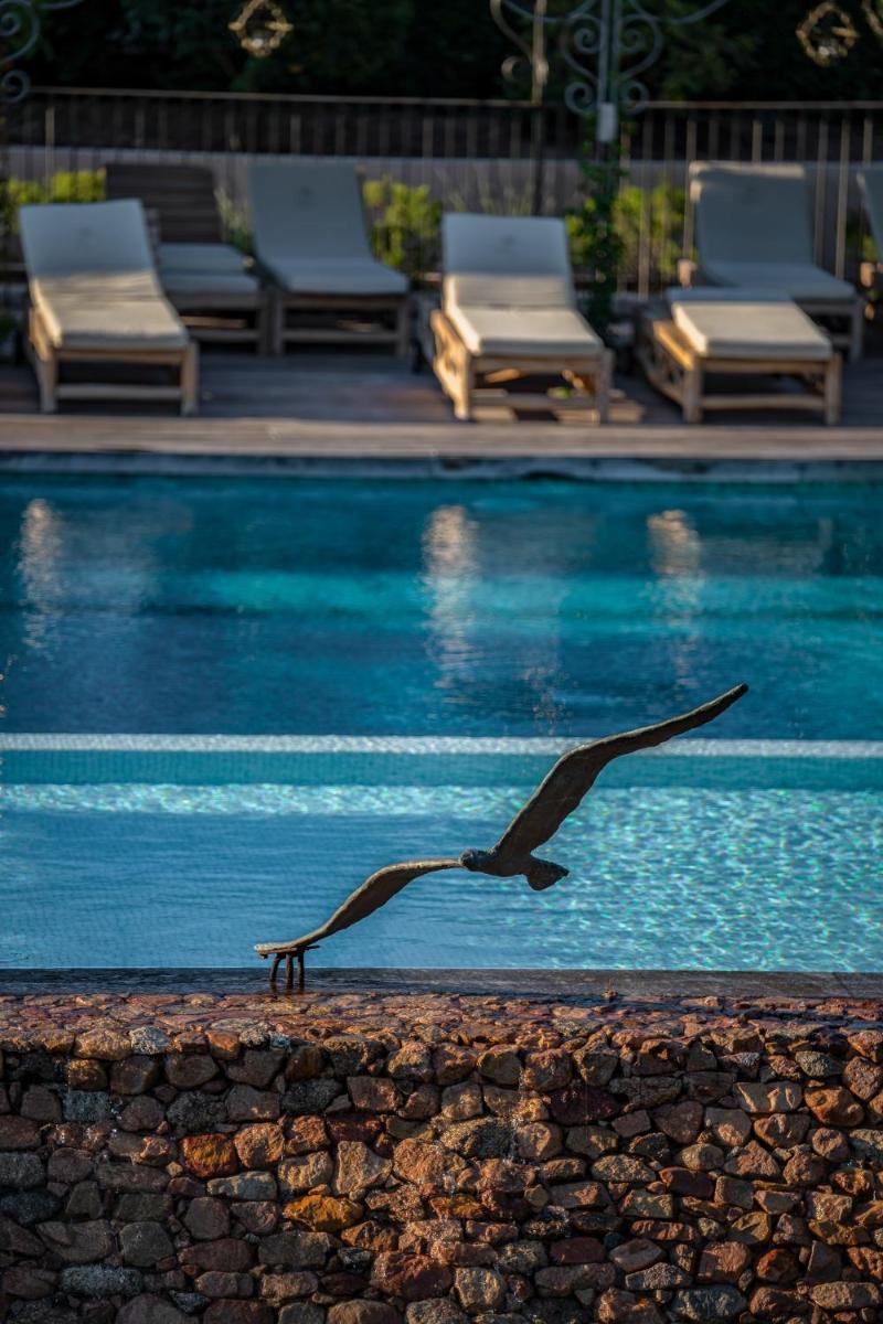 Piscine de l'établissement Hôtel Le Roi Théodore & Spa ou située à proximité