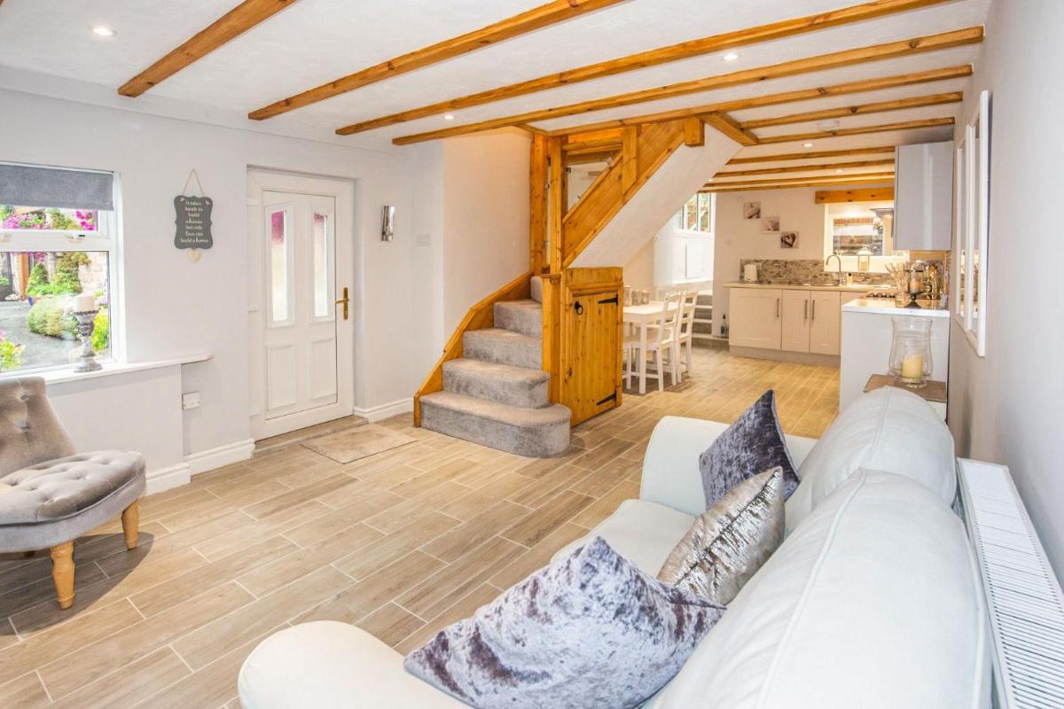 Snowdrop Cottage nr Alton Towers & Peak District, Sleeps 4+2 - Housity