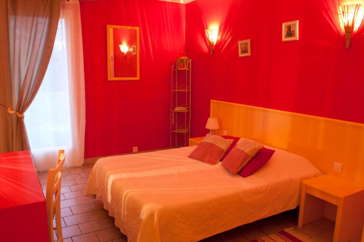 Un ou plusieurs lits dans un hébergement de l'établissement Logis Hotel Le Nuage