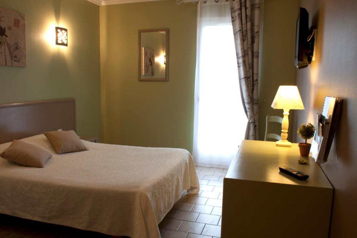 Un ou plusieurs lits dans un hébergement de l'établissement Logis Hotel Le Nuage