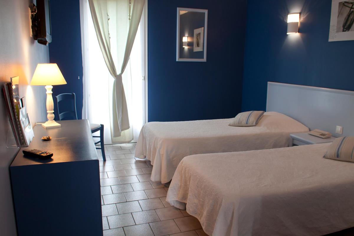 Un ou plusieurs lits dans un hébergement de l'établissement Logis Hotel Le Nuage