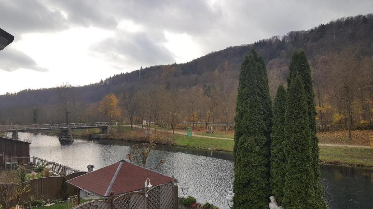 Cafe Altmühl, Ferienwohnungen Gästehaus Krimhilde direkt am Wasser - Housity