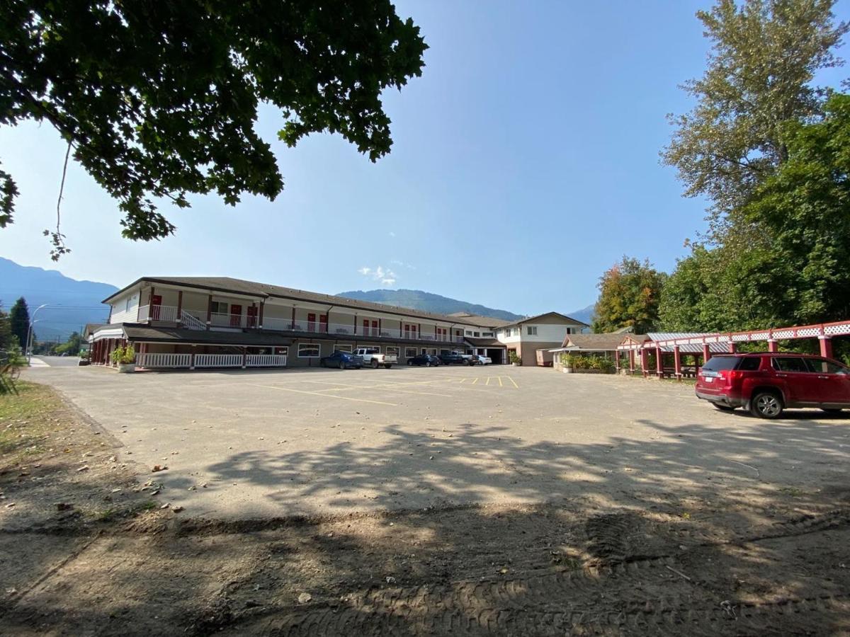 The Revelstoke Gateway Inn - Housity