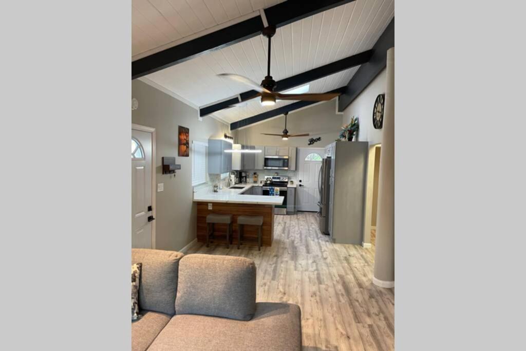 Spacious 2 BR Beach House with King Suite - Housity