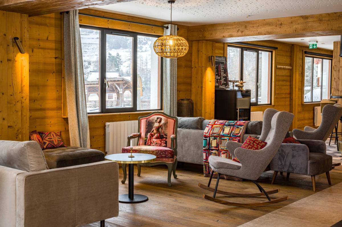 Coin salon dans l'établissement L'Outa Hotel Restaurant