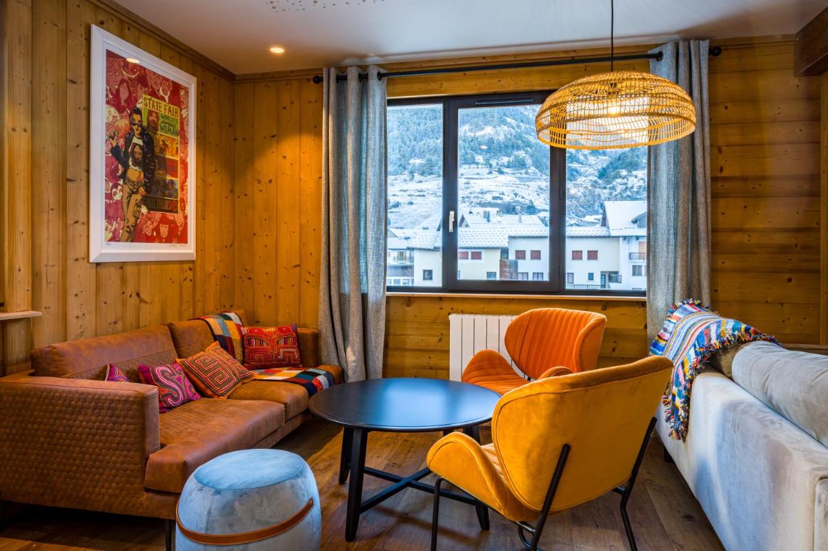Coin salon dans l'établissement L'Outa Hotel Restaurant