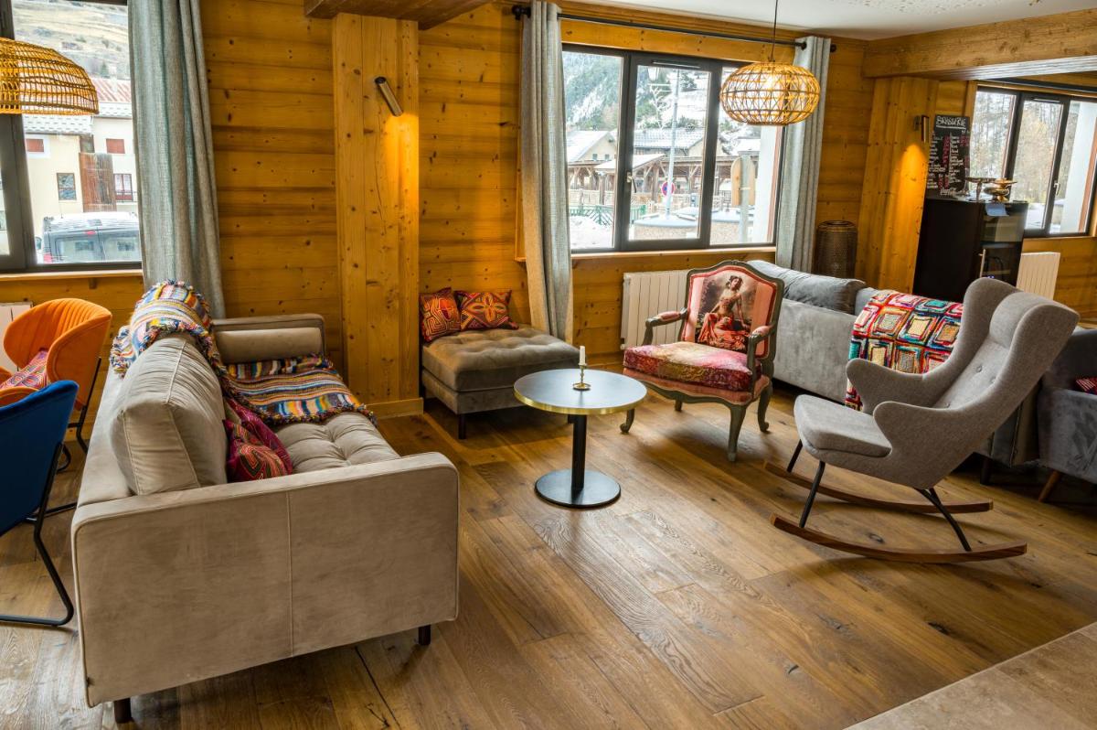 Coin salon dans l'établissement L'Outa Hotel Restaurant