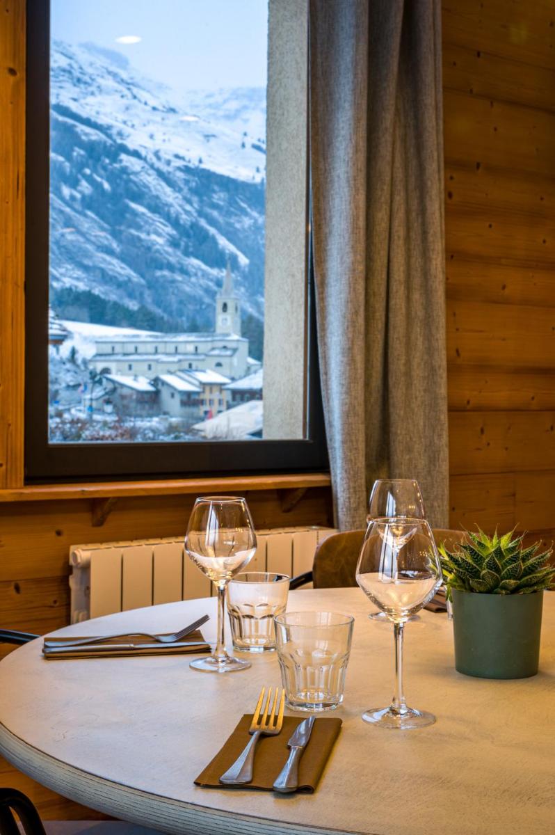 Vue générale sur la montagne ou vue sur la montagne depuis l'hôtel