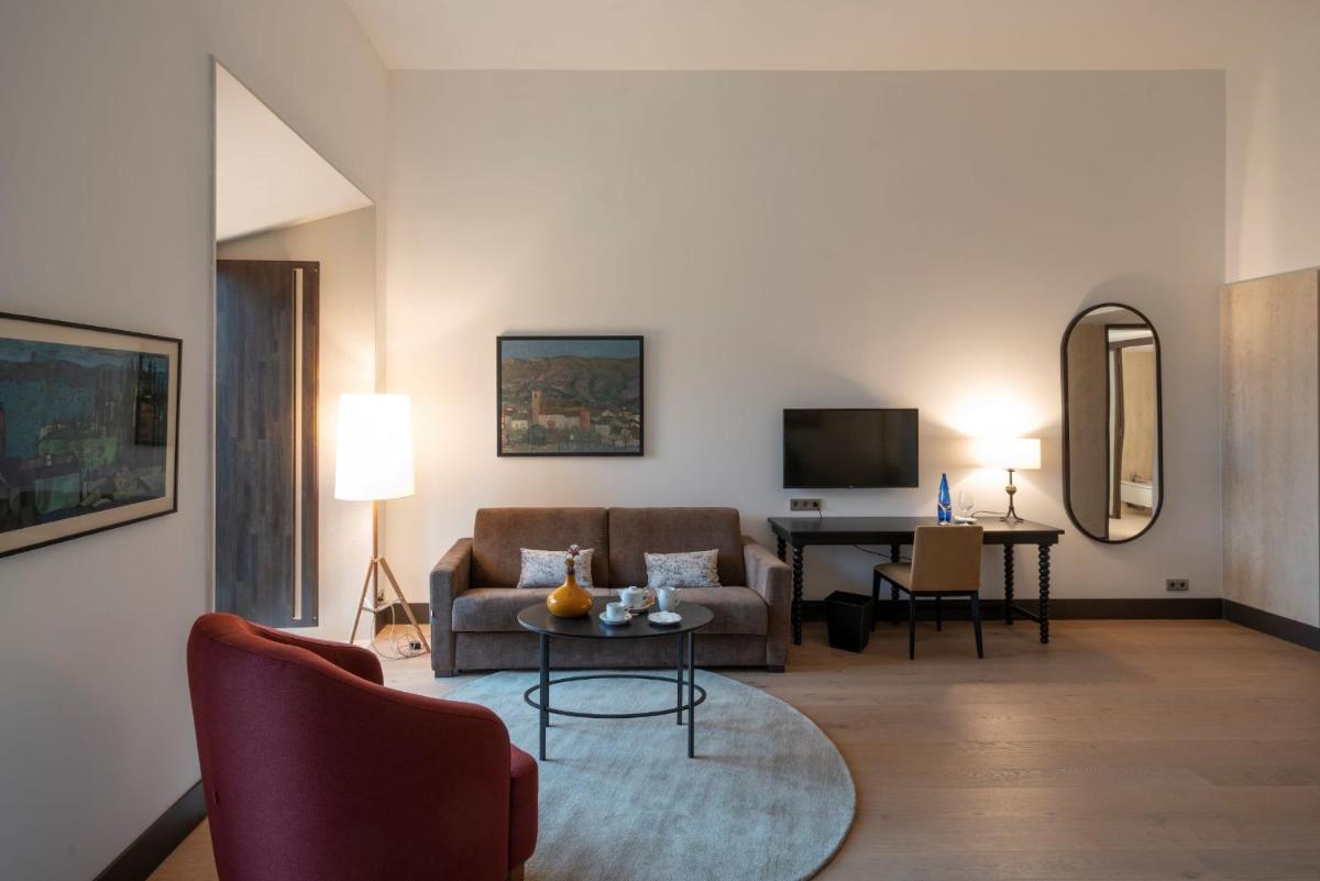 Una televisión o centro de entretenimiento en Parador de Turismo de León