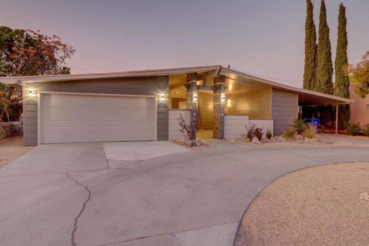 Sleek, Modern Designer home 3 - Housity
