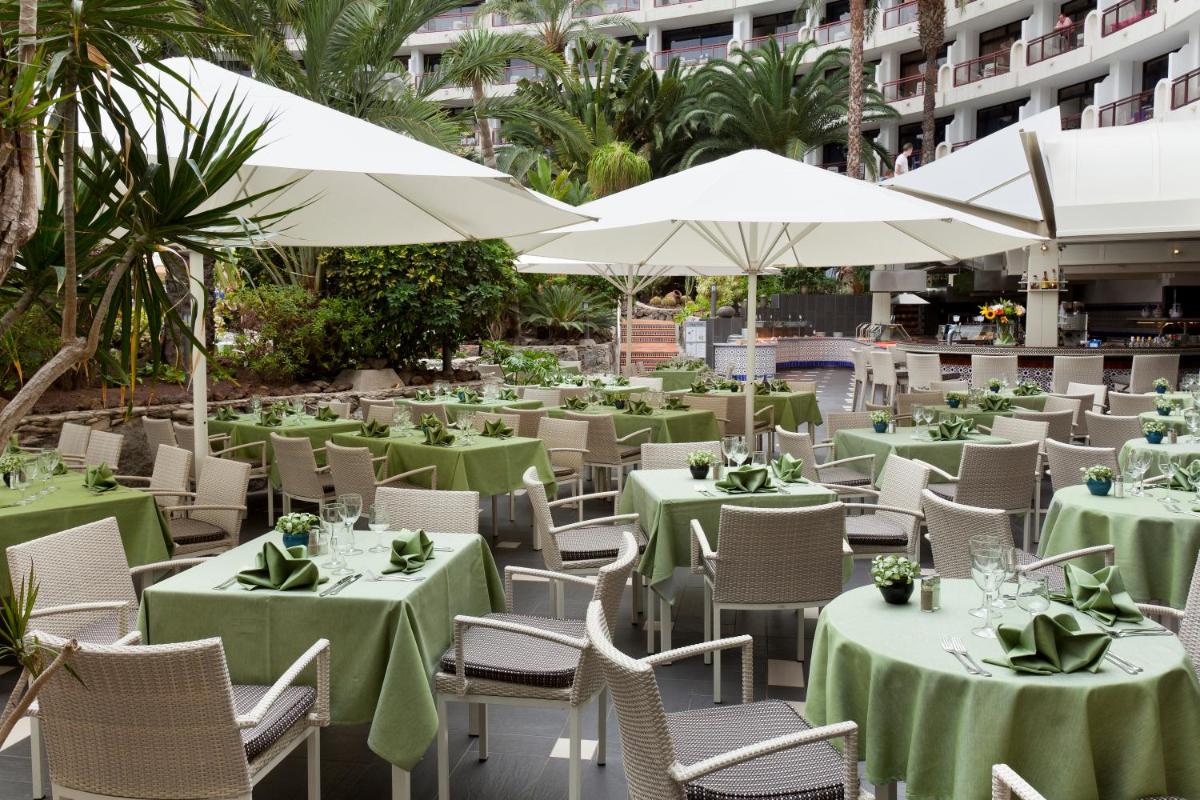 Un restaurante o sitio para comer en Seaside Sandy Beach
