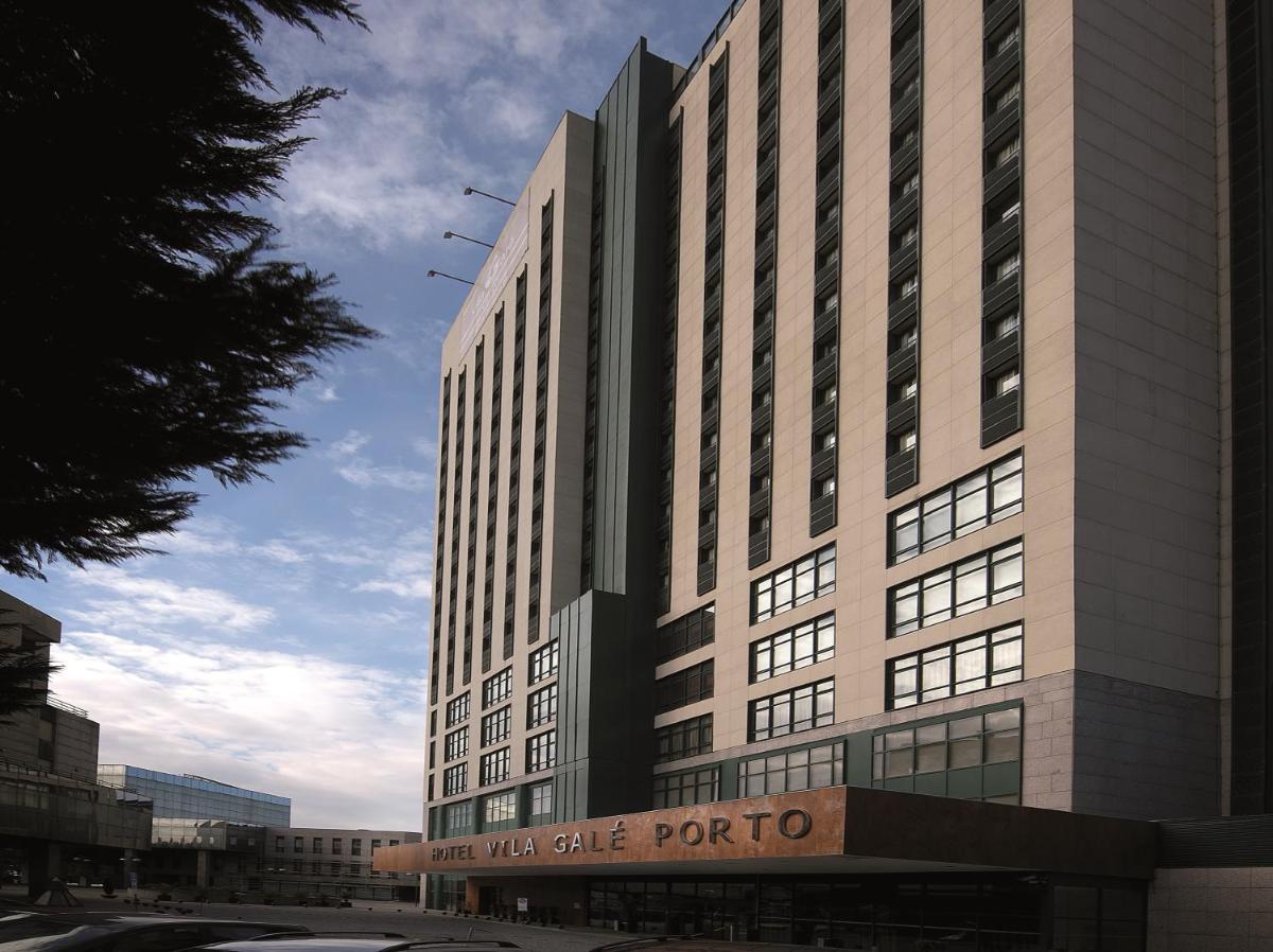 um grande edifício com uma placa na frente em Vila Gale Porto - Centro no Porto