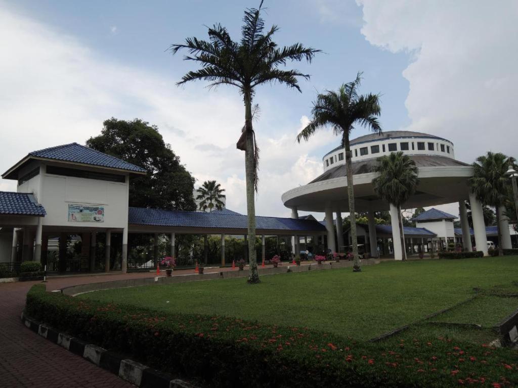 Bukit Beruntung Resort - Housity