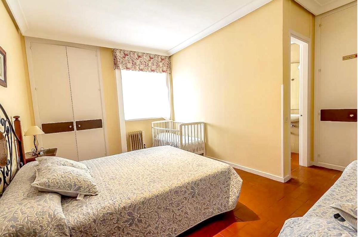 Spacious Villa with Private Pool in Valdecaballeros - Housity