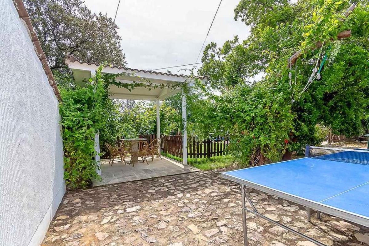 Spacious Villa with Private Pool in Valdecaballeros - Housity