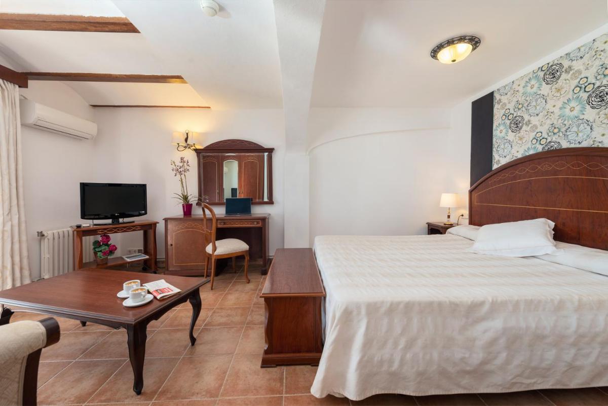 Cama o camas de una habitación en Monnaber Nou Finca Hotel & Spa