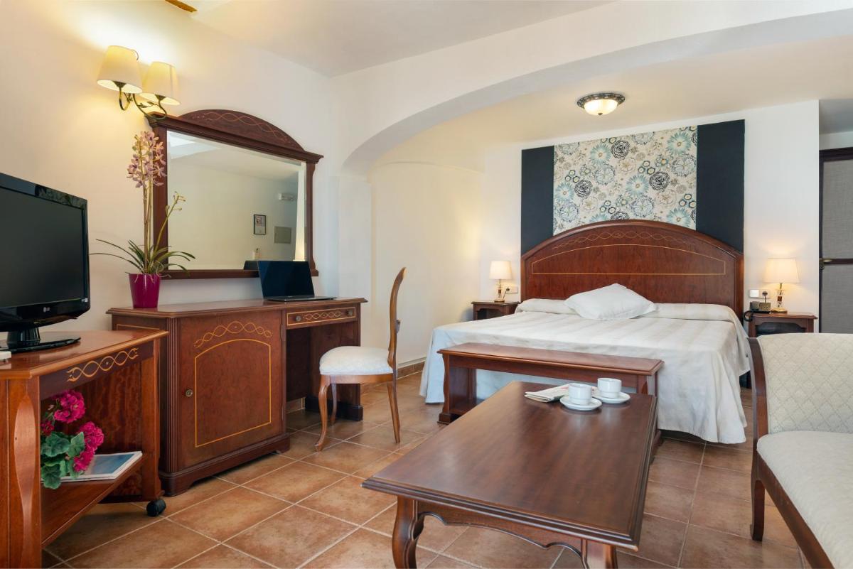 Una televisión o centro de entretenimiento en Monnaber Nou Finca Hotel & Spa
