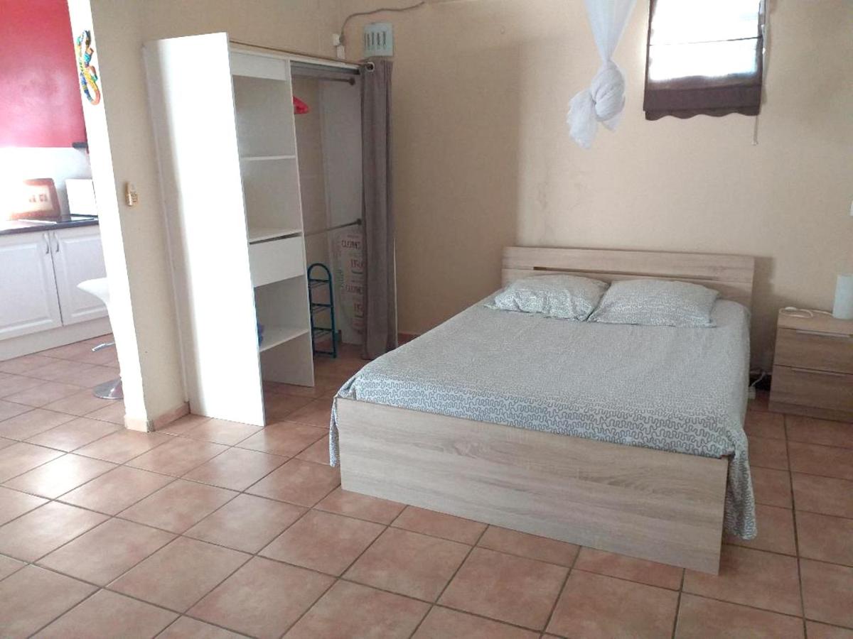 Studio cosy aux Abymes piscine et jardin 25 m² - Housity
