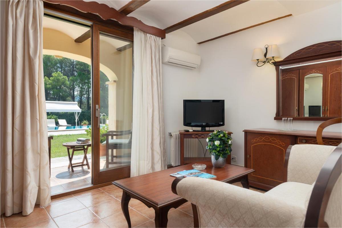 Una televisión o centro de entretenimiento en Monnaber Nou Finca Hotel & Spa