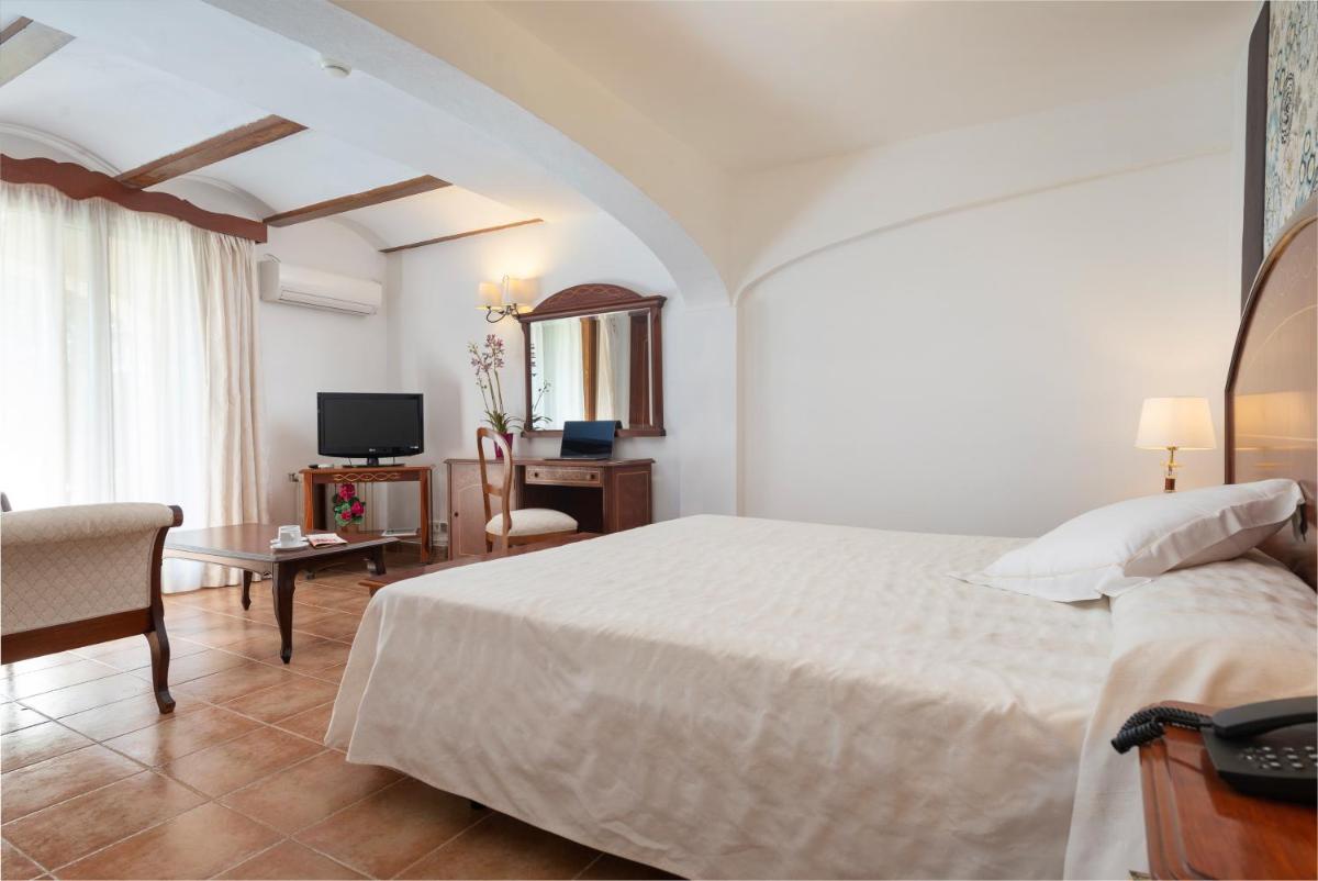 Cama o camas de una habitación en Monnaber Nou Finca Hotel & Spa