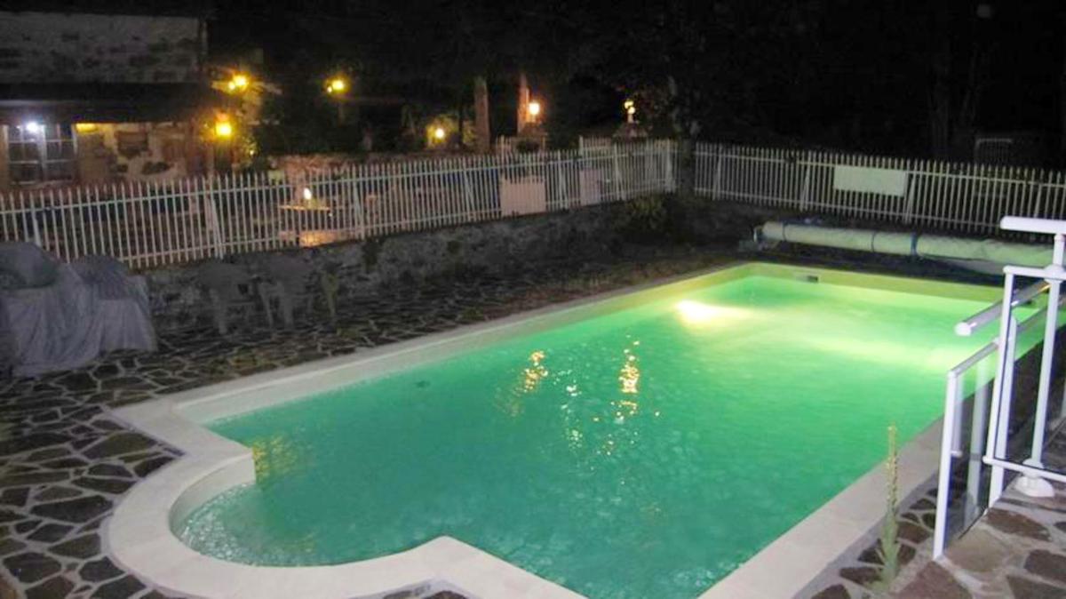 Bungalow charmant a Argences en Aubrac avec piscine - Housity