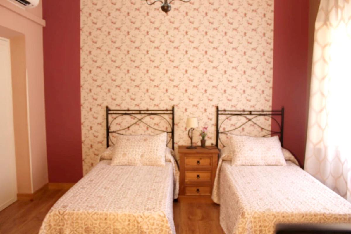 Charming House in Villanueva de los Infantes with Enclosed Garden - Housity