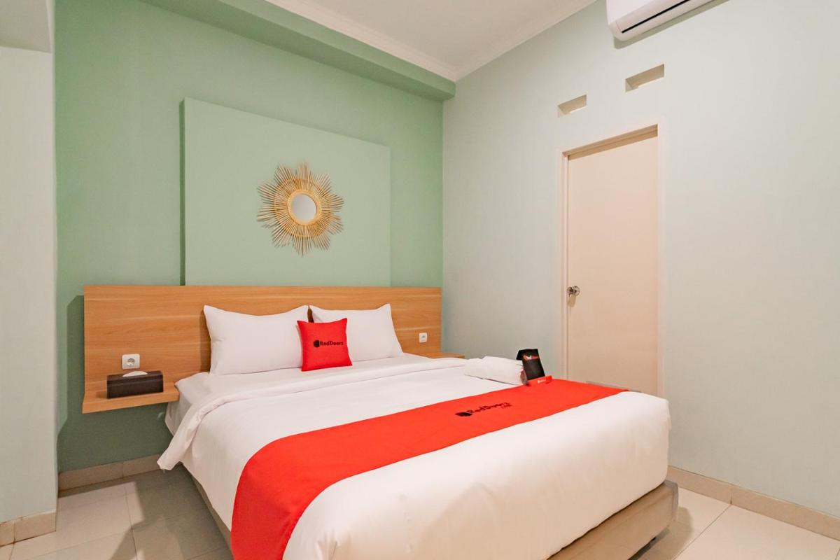 RedDoorz Plus @ Bagusrangin Street - Housity