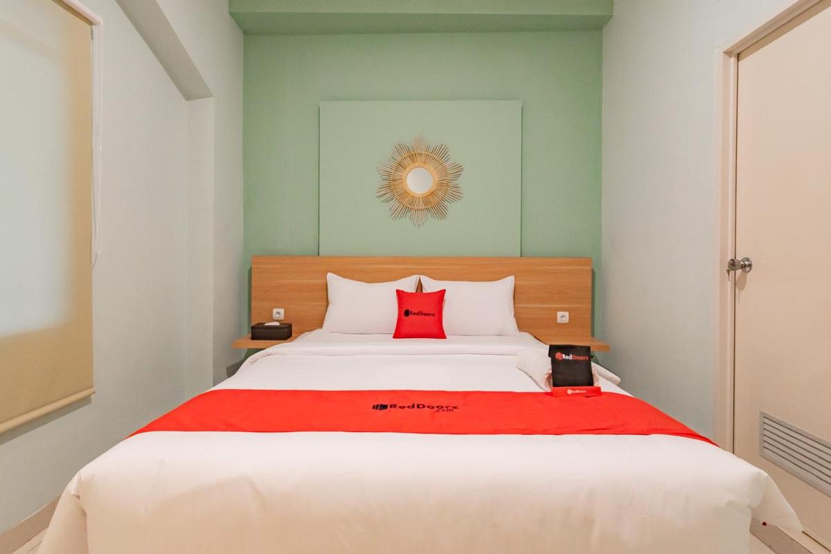 RedDoorz Plus @ Bagusrangin Street - Housity